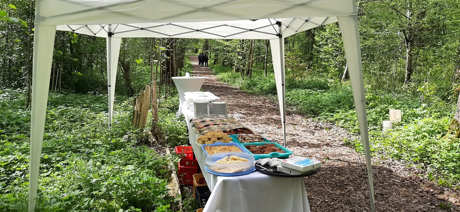 Catering unter weißem Pavillon bei einer Trauerfeier im Waldfriedhof Waldurne
