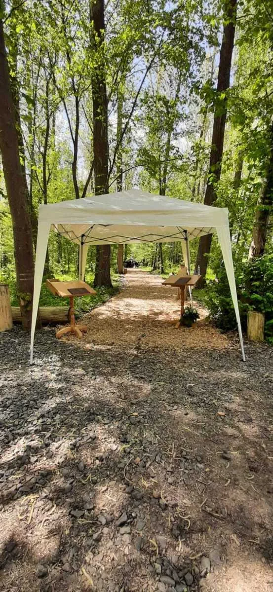 Eingang zum Waldfriedhof Waldurne mit Pavillon am Waldweg – Trockenerfurth