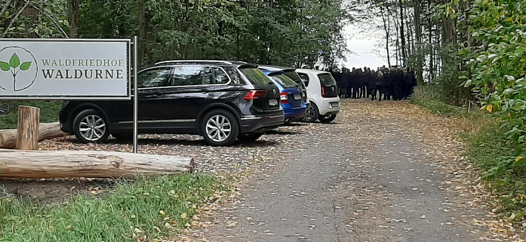 Eingangsschild zur Trauerfeier im Waldfriedhof Waldurne – Trockenerfurth bei Borken