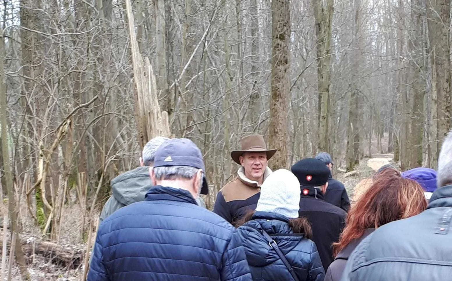 Besuchergruppe bei einer Führung im Waldfriedhof Waldurne – kostenlose Waldführung