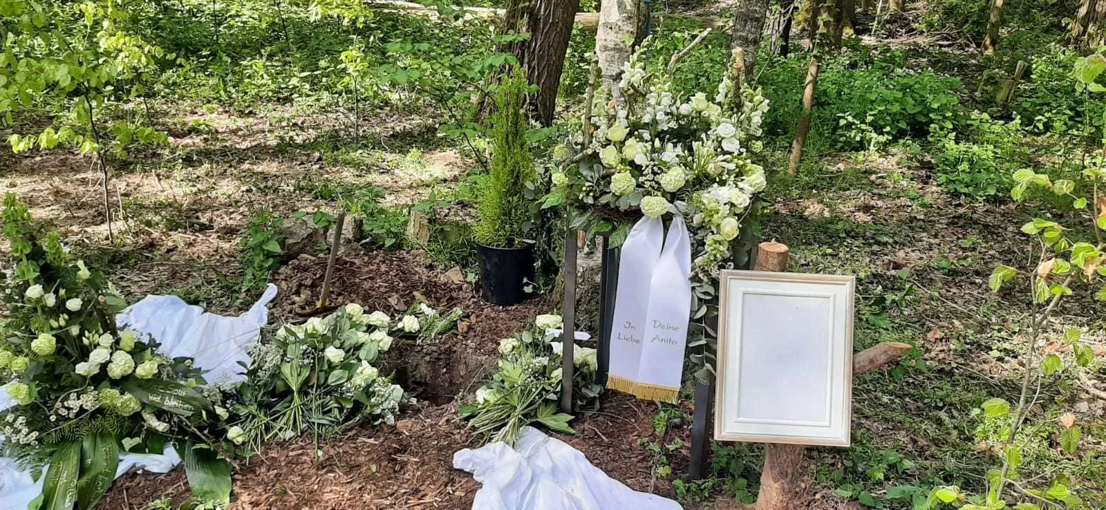 Grabstelle mit weißen Rosen und Stola – Baumbestattung Waldurne, Borken Hessen
