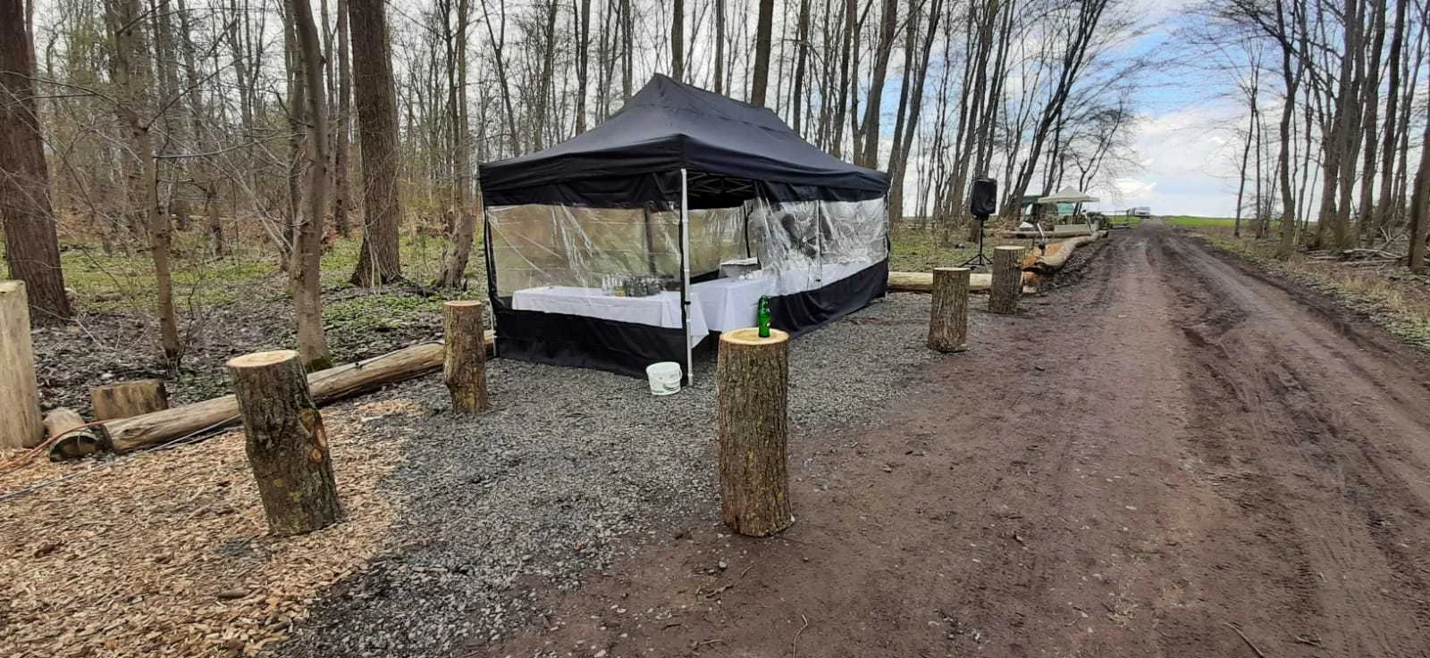 Aufbau des Pavillons für eine Trauerfeier im Waldfriedhof Waldurne
