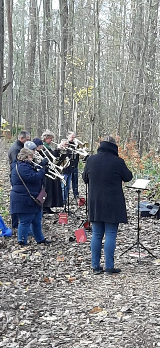 Blechbläser bei einer Trauerfeier im Waldfriedhof Waldurne – freie Trauergestaltung