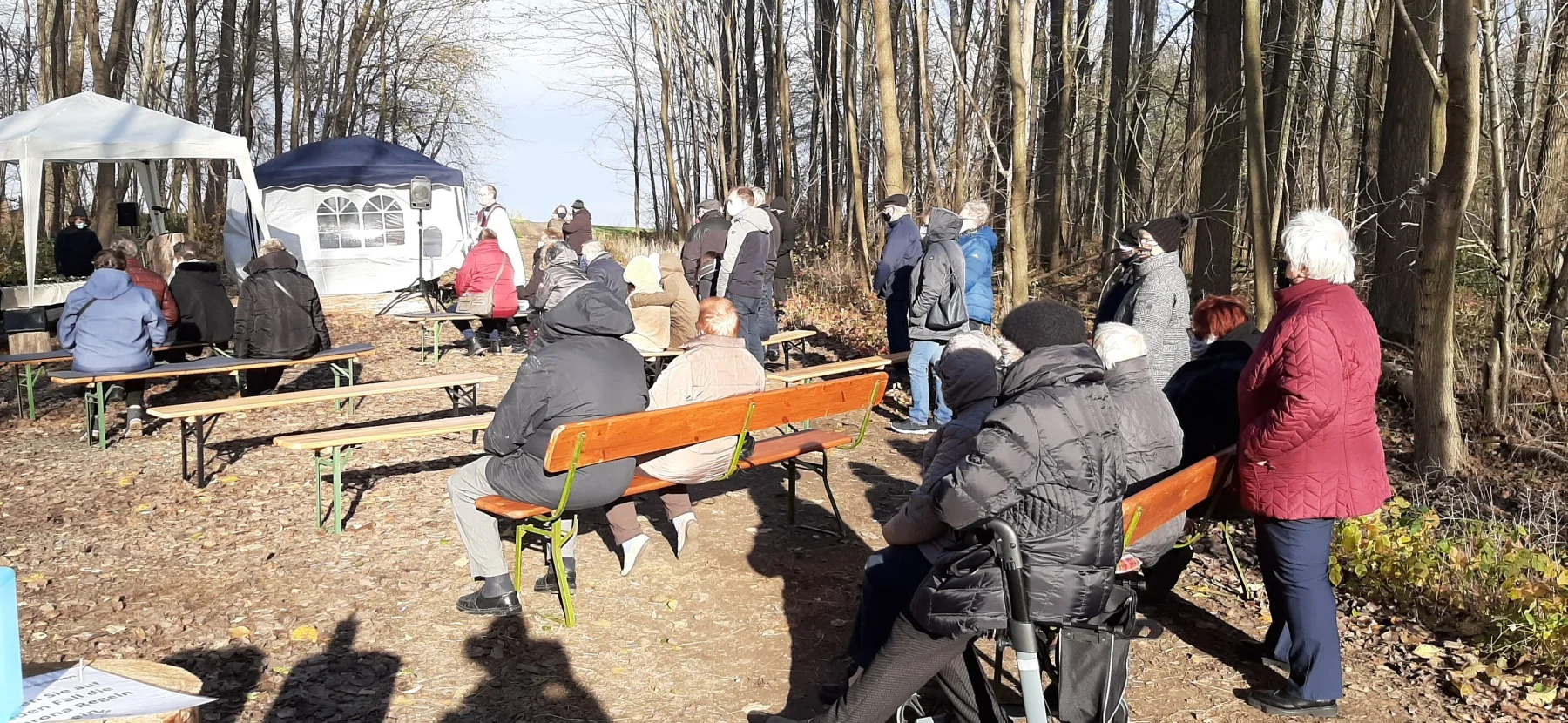 Trauergäste unter dem Pavillon beim Waldfriedhof Waldurne – Beisetzung im Wald